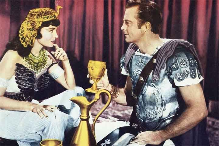 Sua trajetória ficou marcada pela relação próxima com Roma, especialmente com o general Júlio César. Depois de uma guerra civil contra o irmão, que terminou com sua vitória, Cleópatra consolidou-se como rainha ao lado de César, com quem manteve um relacionamento e teve um filho, Cesarião. 
