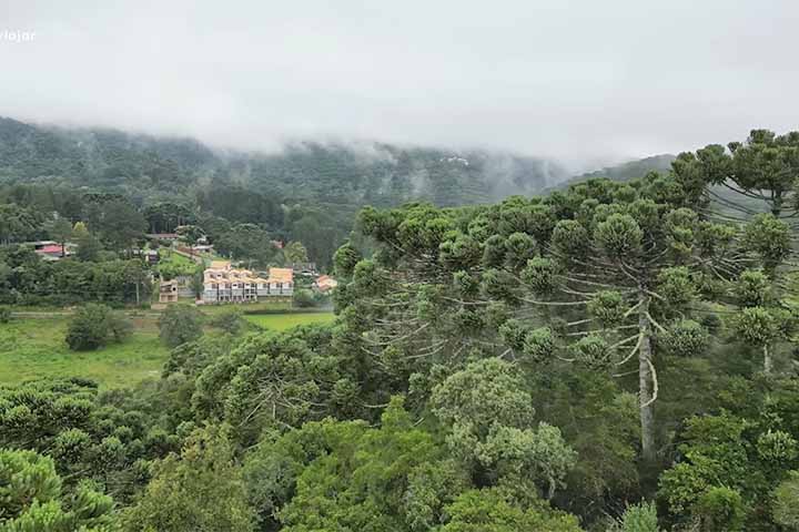 Trilhas, mirantes e áreas de preservação ambiental fazem parte do entorno da vila, oferecendo opções de ecoturismo e atividades ao ar livre. Caminhadas até pontos elevados permitem vistas amplas da Serra da Mantiqueira, enquanto a fauna e a flora locais reforçam a sensação de imersão em um ambiente distinto do urbano. 
