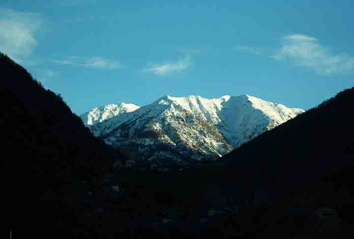 Turim é a maior cidade do Piemonte e tem a região vinícola mais aclamada da Itália. Afinal, é cercada por vinhas de classe mundial, sendo lar dos grandes tintos colecionáveis da Itália: Barolo, Barbaresco, Barbera e Dolcetto, além do branco Moscato d’Asti e de outros menos conhecidos.