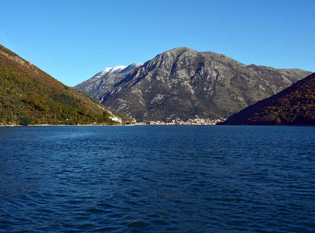 Fiorde Bocas/Baía de Kotor - Montenegro - Formado por quatro golfos unidos por estreitos:  Castelnuovo,  Teodo,  Risan e Kotor. Fica numa profunda enseada no sul do Adriático, margeada por montanhas na faixa de 1.800m de altura. O pico mais elevado é o Monte Orjen (1.894m).