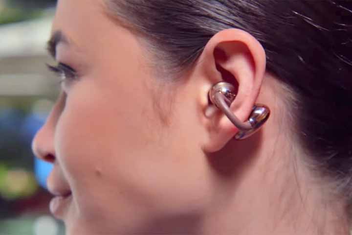 De televisores e computadores a dispositivos vestíveis, robôs e gadgets diversos, a presença da inteligência artificial se intensificou na feira, permeando não apenas softwares, mas também o próprio funcionamento de hardwares e componentes eletrônicos.
