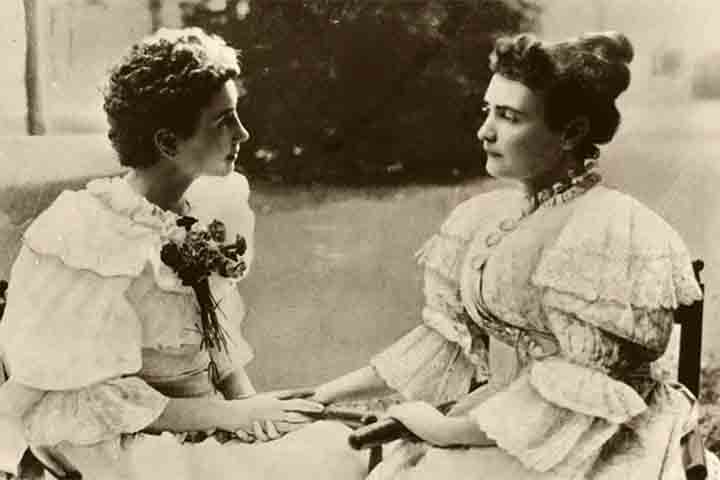 O progresso inicial foi lento, mas a virada decisiva ocorreu no famoso episódio da bomba d’água. Ao colocar a mão da menina sob o jato de água fresca, Anne soletrou w-a-t-e-r na palma da outra mão. A conexão entre símbolo e significado finalmente aconteceu. 
