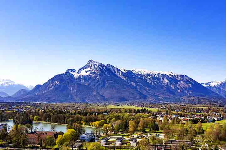 O local é ideal para caminhadas, esqui e exploração de cavernas. Além da beleza natural, Untersberg está envolta em lendas e mitos locais, tornando a experiência ainda mais fascinante para os turistas.