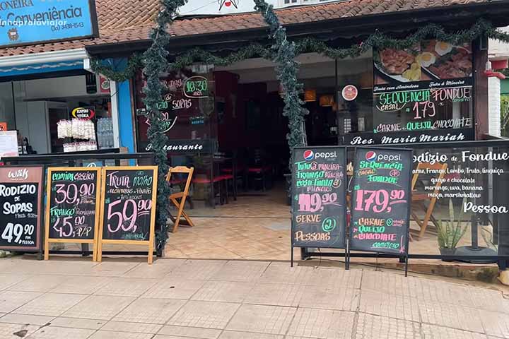 O contraste entre o ritmo acelerado da metrópole e a tranquilidade da serra ajuda a explicar por que tantos paulistas adotaram a vila como um refúgio recorrente. Mesmo em períodos de baixa temporada, o fluxo constante de visitantes garante movimento no comércio local e sustenta a economia baseada quase integralmente no turismo.
