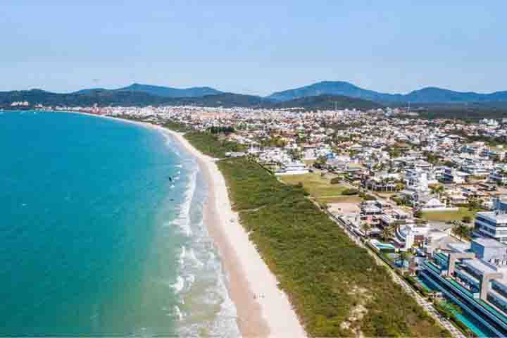 10º) Florianópolis, Brasil: A capital de Santa Catarina tem um clima subtropical úmido, com temperaturas médias que variam entre 16 °C no inverno e 28 °C no verão.
