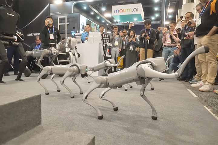 Na CES 2026 a robótica ganhou destaque com uma gama variada de inovações. Outra atração comentada é o Atlas, humanoide desenvolvido pela Boston Dynamics em parceria com a Hyundai, exibido em Las Vegas com movimentos fluidos e capacidades que apontam para uso em fábricas e ambientes de produção. 

