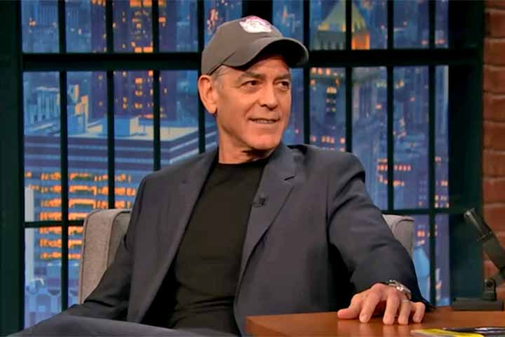 Durante a entrevista, concedida para divulgar seu novo filme Jay Kelly, Clooney contou que os gêmeos Ella e Alexander, nascidos em 2017, não usam tablets, jantam com adultos e lavam os próprios pratos.