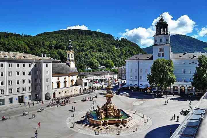 O local já serviu de palco para eventos importantes e hoje recebe mercados, festivais e apresentações musicais. Além disso, a praça é um excelente ponto de partida para conhecer o centro histórico da cidade. A atmosfera e a bela arquitetura fazem dela um destino obrigatório para visitantes.