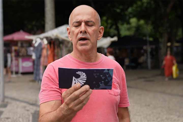 De uso diário, o colírio melhora o foco próximo por até dez horas, dispensando temporariamente o uso de óculos de leitura, segundo matéria veiculada pelo Fantástico, da TV Globo.
