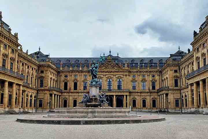 Começando pela Residenzplatz, uma das praças mais importantes e elegantes de Salzburgo. Ela é cercada por edifícios históricos e pela icônica fonte Residenzbrunnen, uma das maiores fontes barrocas da Europa.