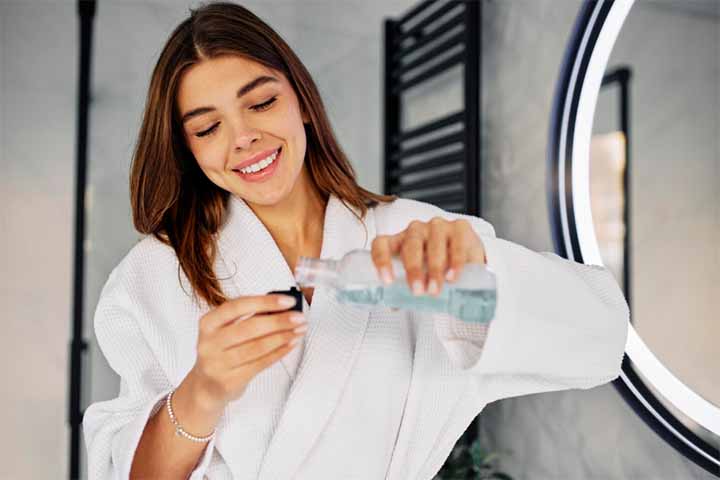 Paralelamente, a odontologia se consolidou como campo científico, reforçando a importância da higiene bucal na prevenção de cáries e infecções. Foi também nesse período que surgiram os primeiros cremes dentais comerciais, substituindo gradualmente os pós abrasivos usados até então.
