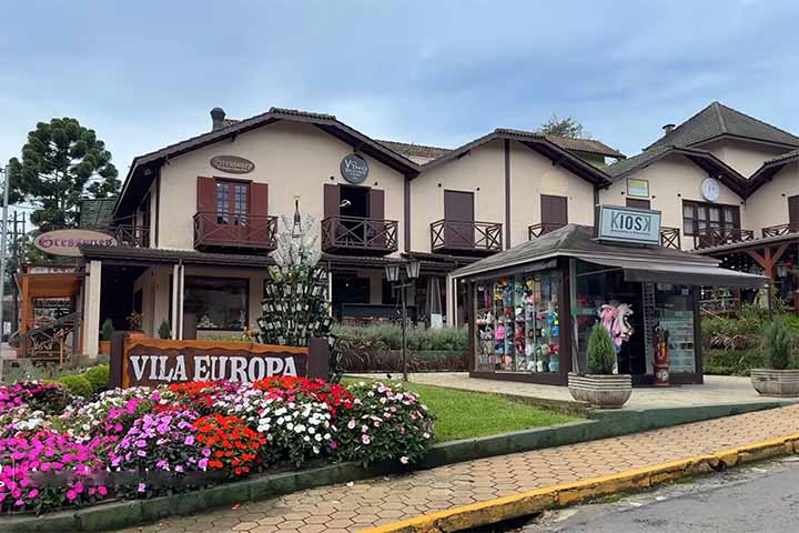 A arquitetura é outro elemento que contribui para a identidade visual do lugar. Chalés de madeira, telhados inclinados e fachadas que remetem a vilas europeias ajudaram a construir a imagem que hoje é amplamente divulgada em materiais turísticos. 
