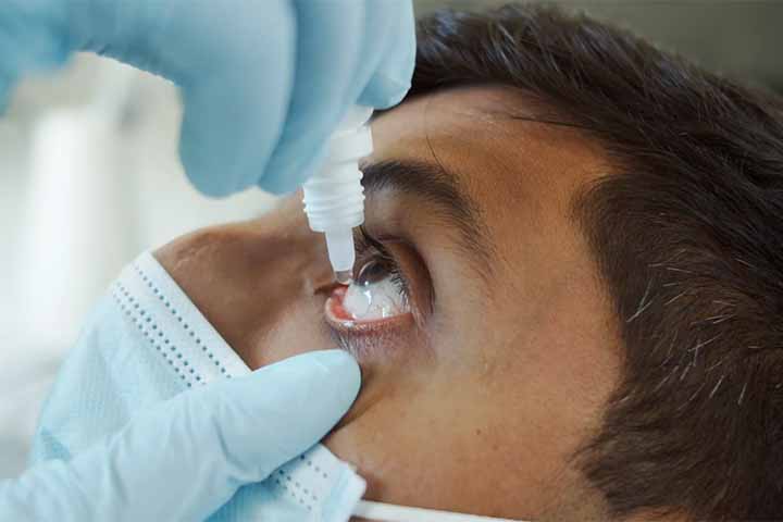 A expectativa é que o medicamento abra caminho para novas pesquisas e versões adaptadas a diferentes perfis de pacientes, incluindo pessoas com sensibilidade ocular ou histórico de doenças oculares prévias.
