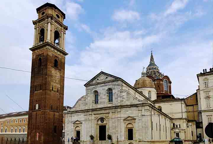 Uma das atrações mais famosas da cidade é o Sudário de Turim, um dos ícones mais importantes do catolicismo; Além disso, há um pequeno aeroporto internacional com voos de conexão de outras cidades europeias. 