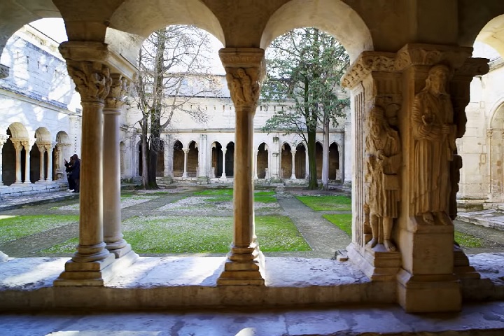 Durante o Império Romano, prosperou como um dos principais centros administrativos e comerciais da Gália, o que explica o grande número de monumentos históricos preservados até hoje.