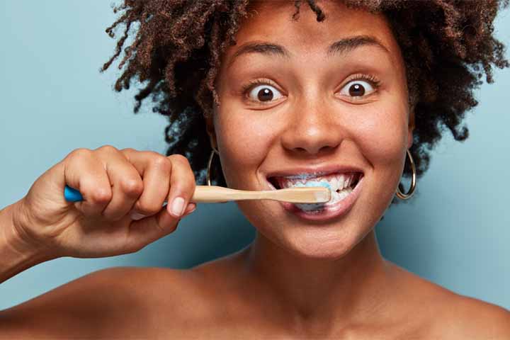 No início do século 20, a escovação diária passou a ser amplamente difundida, impulsionada por campanhas de saúde pública e, em alguns países, por exigências militares, que passaram a valorizar a saúde bucal dos soldados. 
