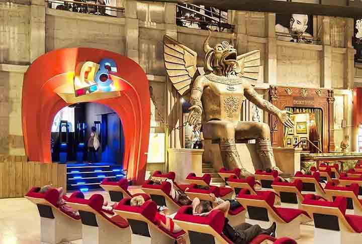 A cidade também é o lar do aclamado Museu Nacional do Cinema, já que a Itália tem uma longa e rica tradição cinematográfica. A vasta coleção de memorabilia da tela de prata atrai cinéfilos do mundo todo.