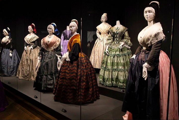 O Musée Fragonard de la Mode et du Costume reúne um acervo de mais de 20 mil peças, incluindo trajes tradicionais, roupas do cotidiano e indumentárias festivas.