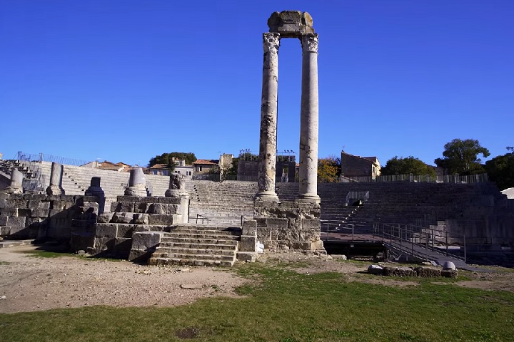 Além da herança romana, Arles também teve grande importância durante a Idade Média, quando foi sede de um reino independente e um polo religioso relevante.