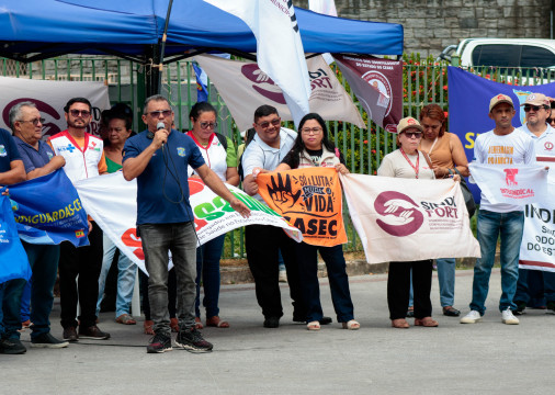 FORTALEZA, CEAR&Aacute;, BRASIL, 12-01-2026: Ato de Protesto dos Sindicatos para tratar da campanha salarial de 2026 em frente ao Pa&ccedil;o Municipal. (Foto Samuel Setubal /O Povo)