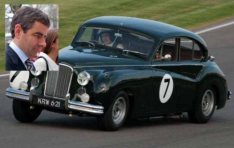 Rowan Atkinson - O comediante britânico famoso por encarnar Mister Bean (personagem que usa um carro bem pequeno), tem uma coleção de carros de primeira linha. Fã de corridas,  participou do Goodwood Revival em 2009 dirigindo um carro de luxo, o Jaguar Mk 7. 