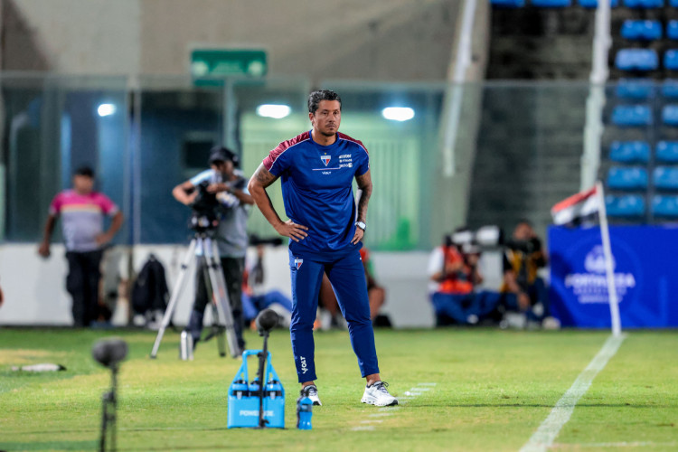 QUIXAD&Aacute;-CE, BRASIL, 11-01-2026: Thiago Carpini. Fortaleza empata de 0 a 0 com o Ferrovi&aacute;rio pelo Campeonato Cearense no Est&aacute;dio Presidente Vargas. (Foto: Samuel Setubal/ O Povo)