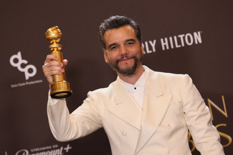 O ator brasileiro Wagner Moura posa com o pr&ecirc;mio de Melhor Ator em Filme Dram&aacute;tico por "O Agente Secreto" durante a 83&ordf; edi&ccedil;&atilde;o do Globo de Ouro, em 11 de janeiro de 2026