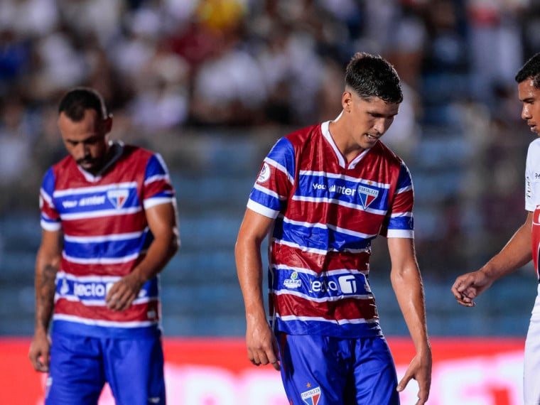 Moisés e Cardona, do Fortaleza, durante o jogo de domingo passado