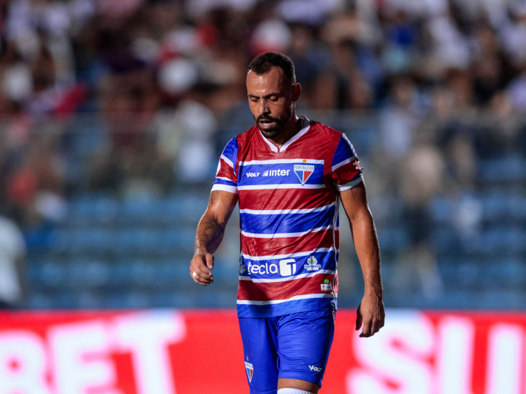 Ponta-esquerda titular, 
Moisés está devendo em 2026