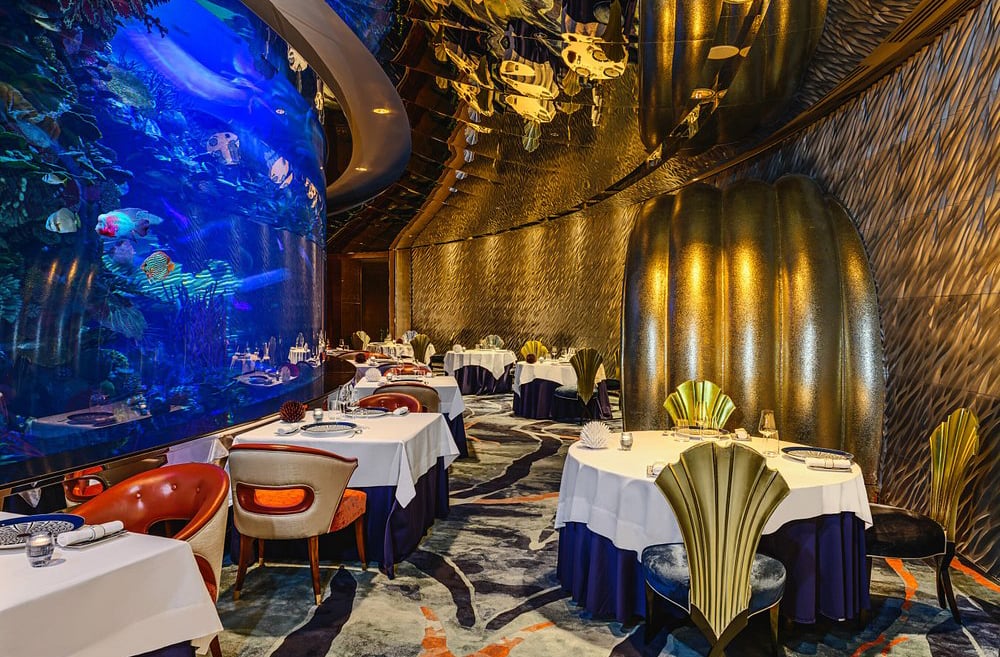 O termo  “7 estrelas” surgiu de uma jornalista britânica que, ao se hospedar, declarou que o luxo ultrapassava qualquer classificação hoteleira existente.
