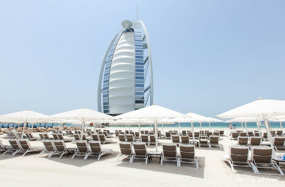 O Burj Al Arab foi projetado não só para hospedar, mas para comunicar prosperidade nacional e atrair atenção global.
