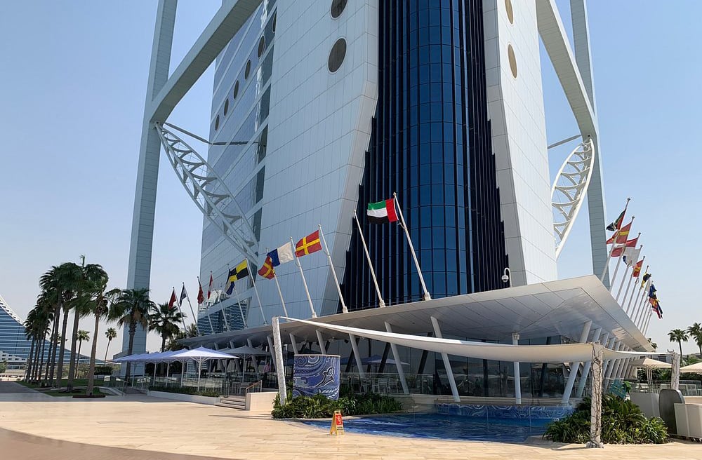 A fachada dupla permite conforto térmico inteligente, com ventilação entre camadas e redução do ganho de calor, complementada por um sistema de ar-condicionado eficiente. 
