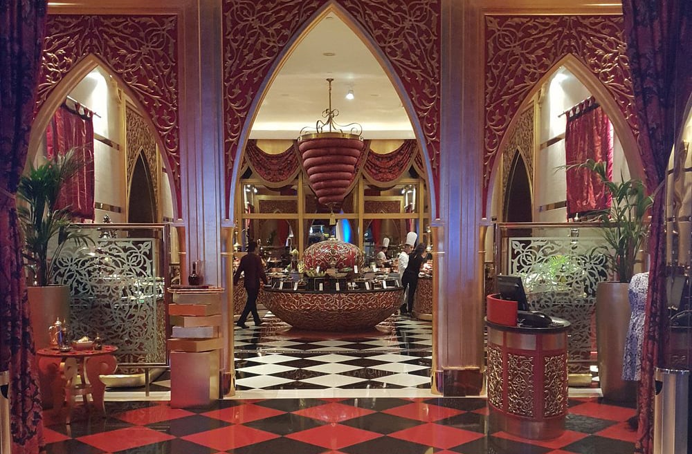 Cada elemento do projeto combina durabilidade, estética e inovação, refletindo a identidade emergente de Dubai no século 21.
