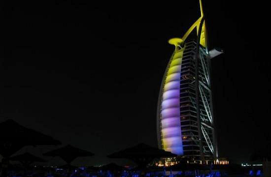 O Burj Al Arab transcende a hotelaria: é um monumento à ambição moderna, onde engenharia, cultura e marketing se fundem para projetar Dubai ao mundo.
