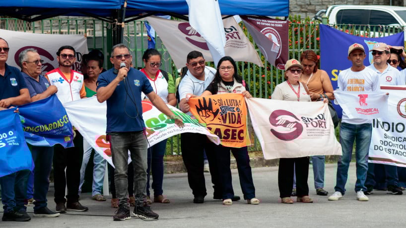 FORTALEZA, CEAR&Aacute;, BRASIL, 12-01-2026: Ato de Protesto dos Sindicatos para tratar da campanha salarial de 2026 em frente ao Pa&ccedil;o Municipal. (Foto Samuel Setubal /O Povo) 