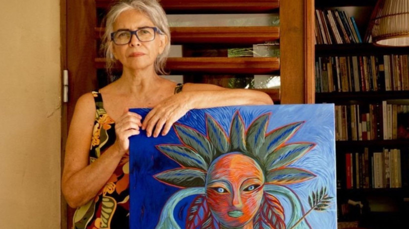 Na foto, a autora Ana Miranda 
posa com um quadro de sua autoria 