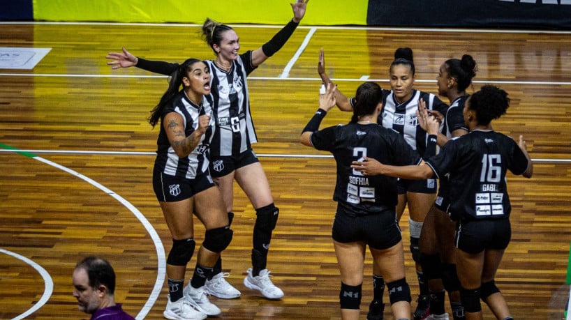 O Ceará reassumiu a liderança da Superliga B de vôlei ao vencer o Pinhalense no CFO.  