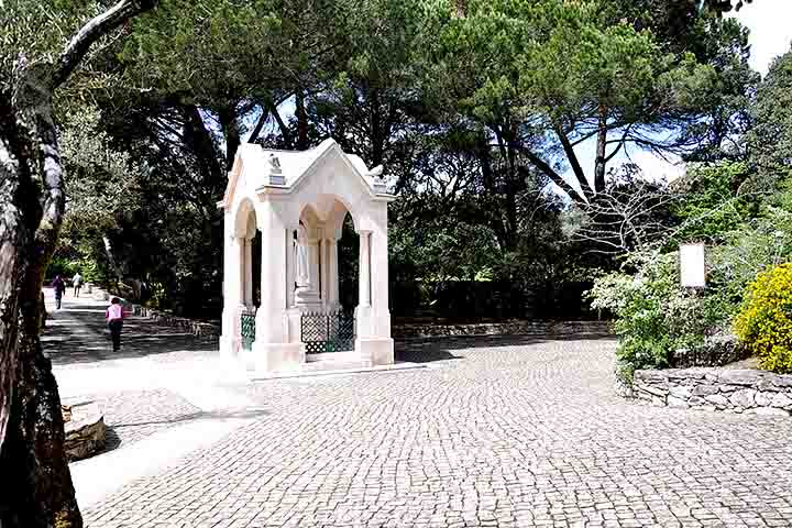 Os principais deles são: Basílica de Nossa Senhora do Rosário de Fátima, Capelinha das Aparições, Basílica de Santíssima Trindade e Caminho dos Pastorinhos e Valinhos.
