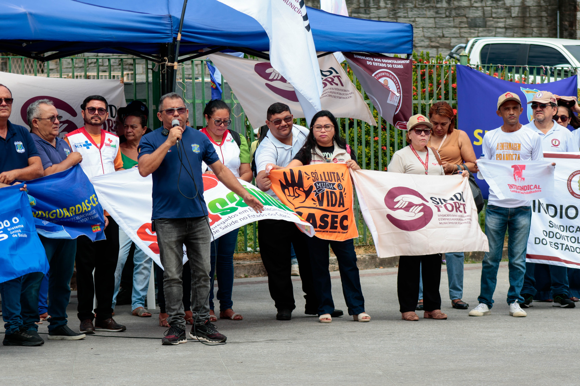 FORTALEZA, CEAR&Aacute;, BRASIL, 12-01-2026: Ato de Protesto dos Sindicatos para tratar da campanha salarial de 2026 em frente ao Pa&ccedil;o Municipal. (Foto Samuel Setubal /O Povo) (Foto: Samuel Setubal)