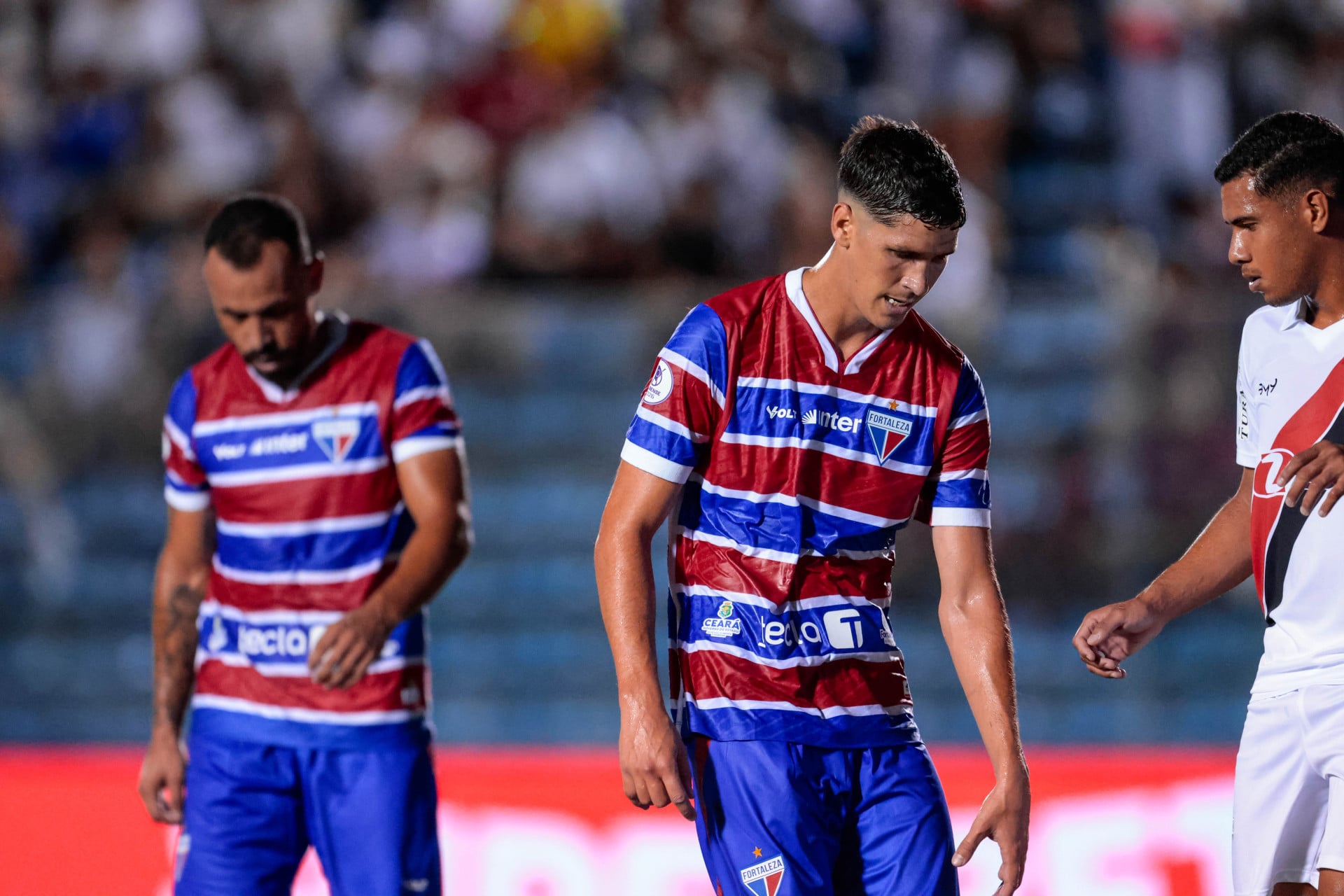 Moisés e Cardona, do Fortaleza, durante o jogo de domingo passado (Foto: Samuel Setubal)
