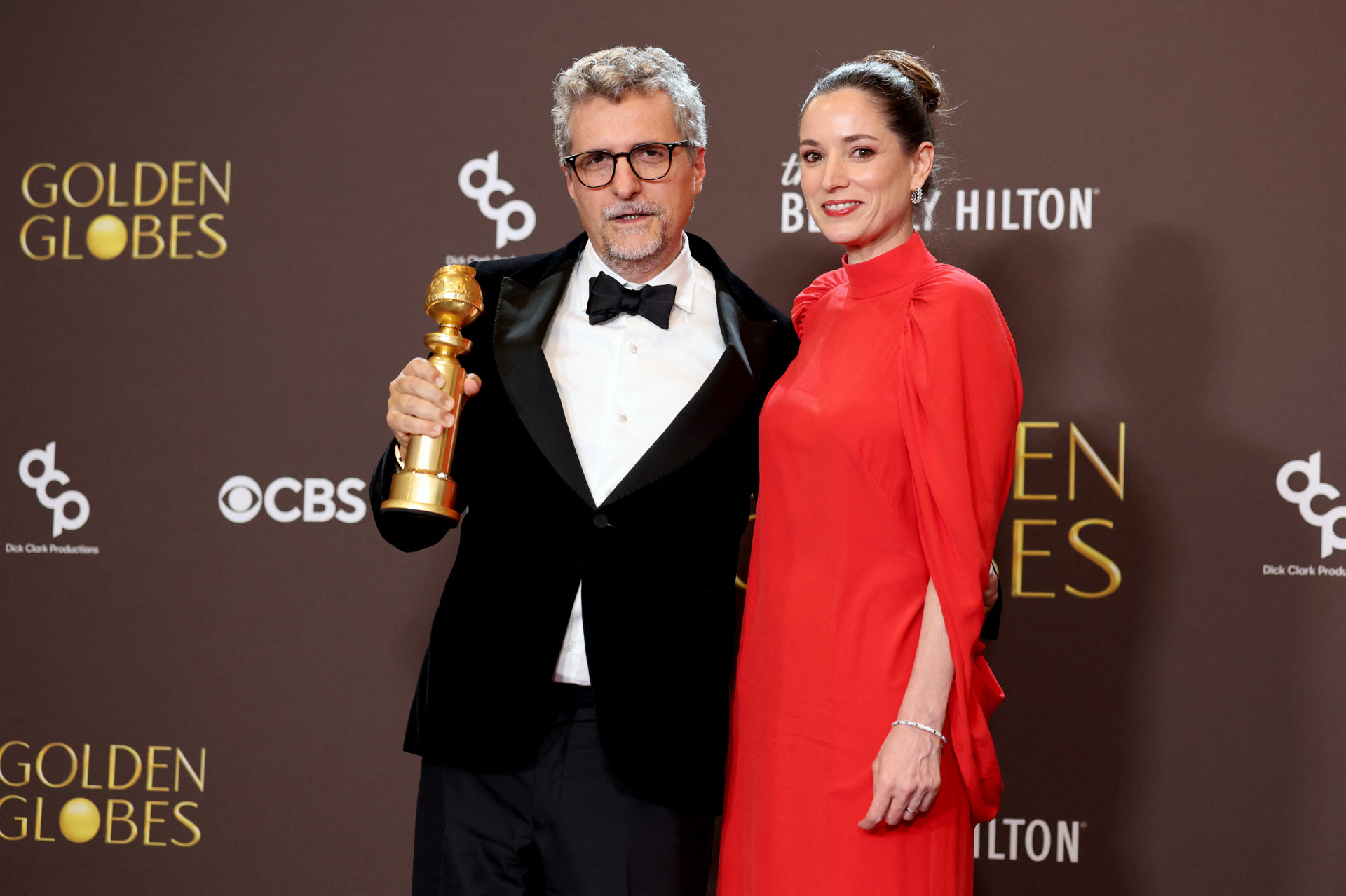 ￼KLEBER Mendonça Filho e a produtora Emilie Lesclaux, vencedores do prêmio de Melhor Filme Internacional (Foto:  Amy Sussman / Getty Images via AFP)