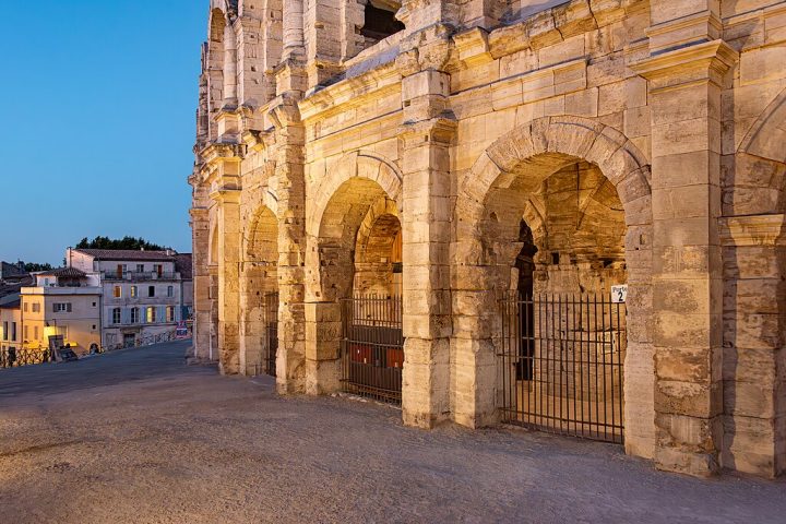 Inicialmente fundada pelos gregos como Arelate, mais tarde a cidade se tornou uma importante colônia romana.