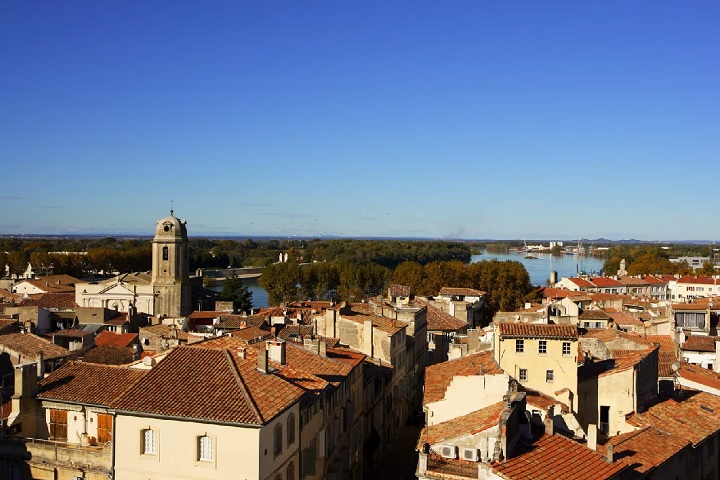 A escolha de Arles não foi por acaso: a cidade já foi referência em moda feminina, rivalizando até com Paris.