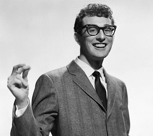 Buddy Holly — Ícone do rock and roll, morreu em 3 de fevereiro de 1959, em um acidente de avião nos Estados Unidos, aos 22 anos. O episódio ficou conhecido como “o dia em que a música morreu”.