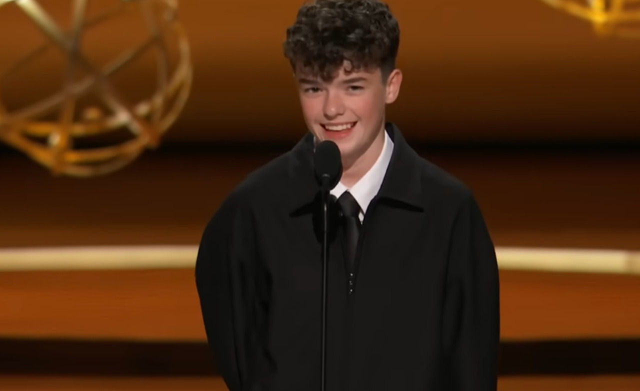 O ator britânico também conquistou a façanha na 77ª edição do Emmy Awards, tornando-se a pessoa mais jovem a vencer na categoria de Melhor Ator Coadjuvante em Minissérie ou Filme para TV. Na premiação, em setembro, ele ainda estava com 15 anos. 
