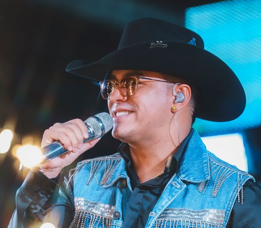 Ele estava a caminho de um show em Medellín e sua morte, junto com a de membros da equipe e do piloto, causou profunda comoção entre fãs e artistas no país. As autoridades colombianas investigam as causas do acidente.