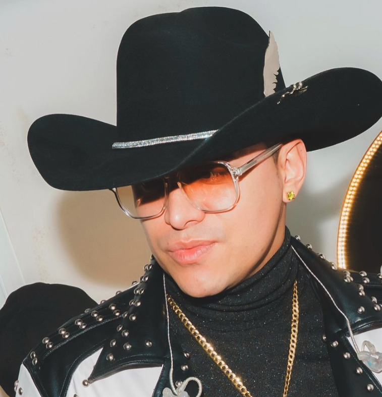 O cantor colombiano Yeison Jiménez, de 34 anos, morreu em 11 de janeiro de 2026 num acidente de avião na região de Boyacá, na Colômbia, quando a aeronave privada em que viajava caiu logo após a decolagem, matando todas as seis pessoas a bordo.