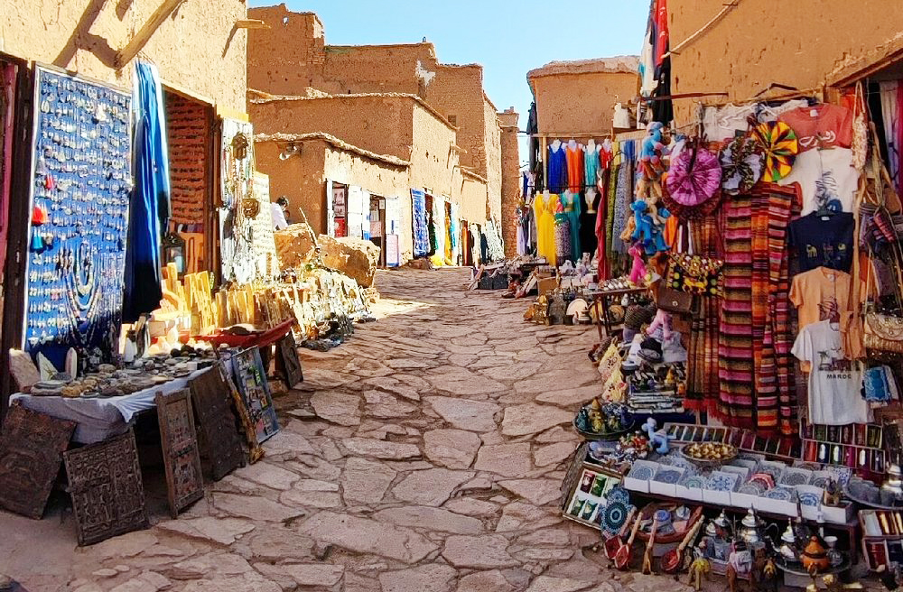 Casbás não são apenas ruínas; muitos ainda são habitados por famílias locais. Essas comunidades mantêm viva a tradição, com artesanato e culinária típica. Turistas, aliás, podem se hospedar em casas restauradas dentro das muralhas. A experiência é imersiva, autêntica e profundamente cultural.