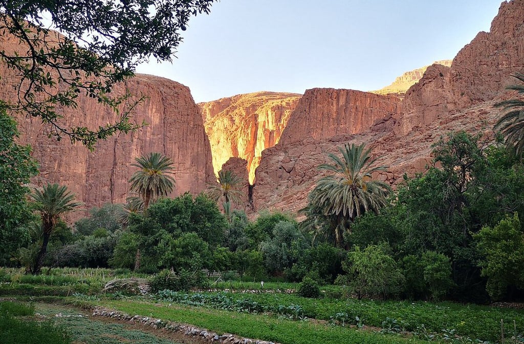 A melhor época para visitar é entre março e maio, quando o clima é ameno e as paisagens estão mais verdes. No verão, o calor pode ser intenso, mas a garganta continua acessível. O inverno traz noites frias e céu limpo para observação de estrelas.