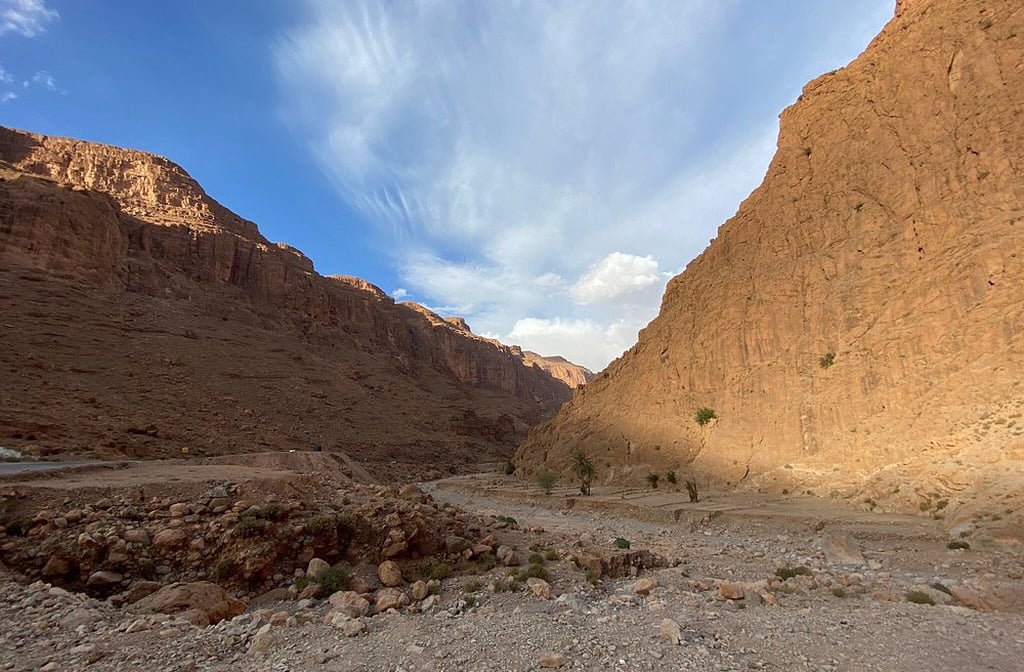 A Garganta de Todra é considerada um tesouro geológico e cultural do Marrocos, protegida por leis ambientais. Pesquisadores estudam suas formações rochosas e biodiversidade. Preservar esse lugar é garantir que futuras gerações também se encantem.
